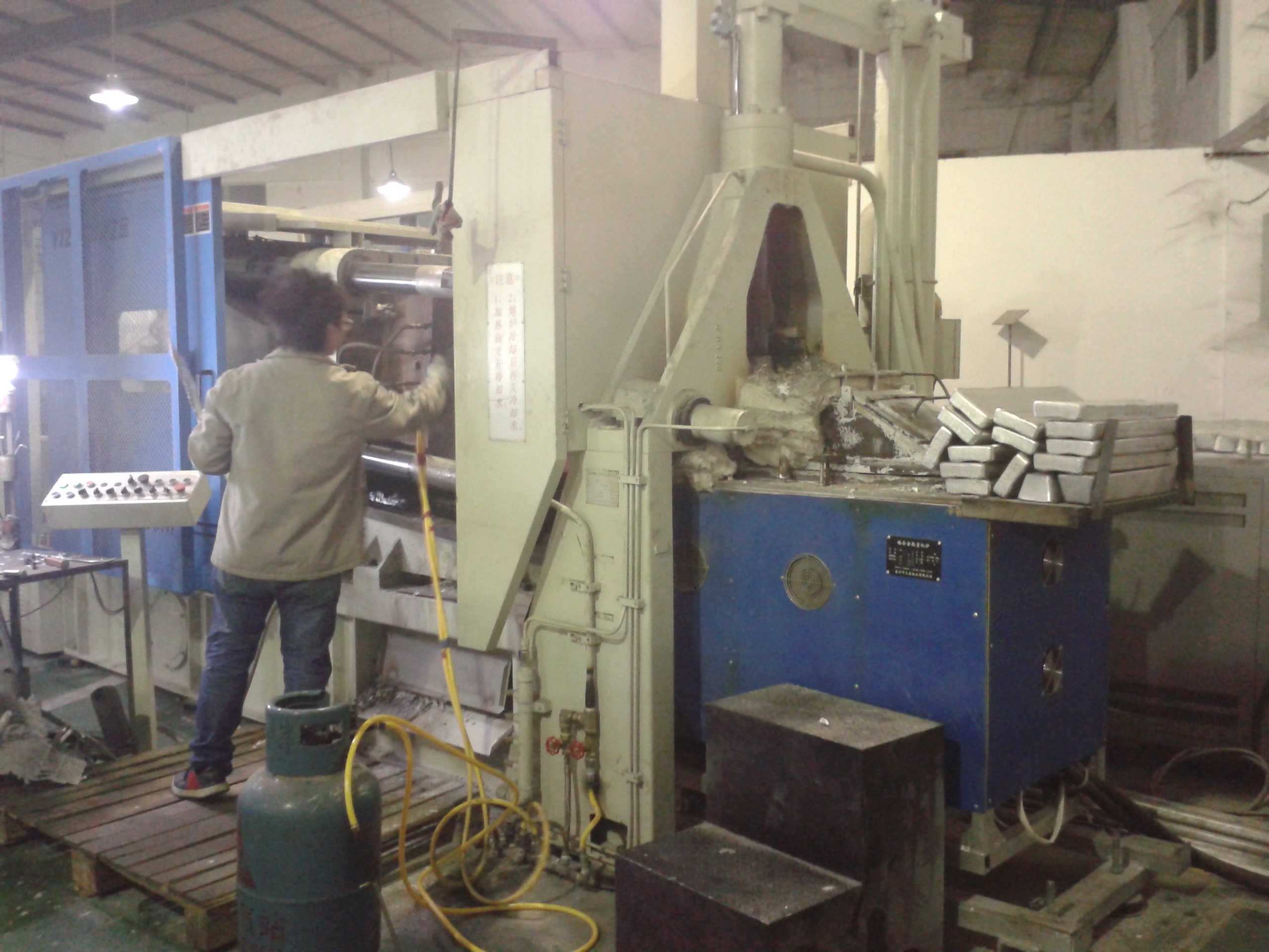 電磁加熱鎂合金熔煉爐 電磁加熱鎂合金熔煉爐